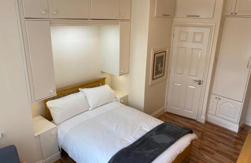 South Acton House | Chatsworth Guest House