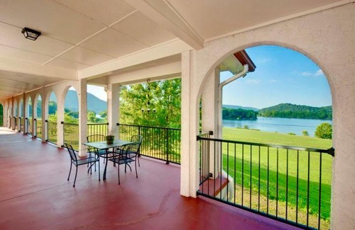Lookout Valley Neighborhood Association Hotel | Chattanooga Room at Tennessee RiverPlace