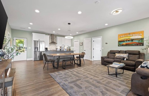 Rossville House | ChattVistas|3Stry|TWOCabins|HotTubs|12bdrm|Slps30+