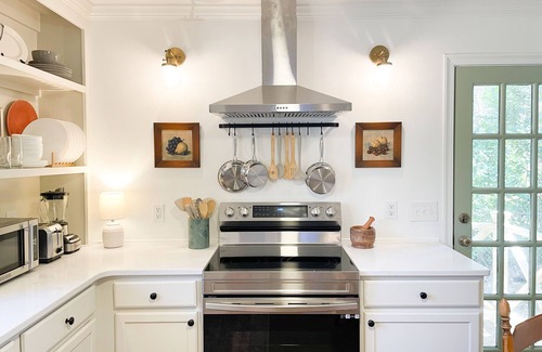 Lindley Park House | Cheeful Fully Restored Mid Century Cottage near Arboretum in GSO- Pet Friendly