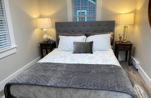 Edgecomb House | Cheerful 1 Bedroom Cottage Close to Everything 2