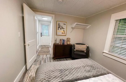 Edgecomb House | Cheerful 1 Bedroom Cottage Close to Everything 2