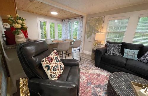 Edgecomb House | Cheerful 1 Bedroom Cottage Close to Everything 2