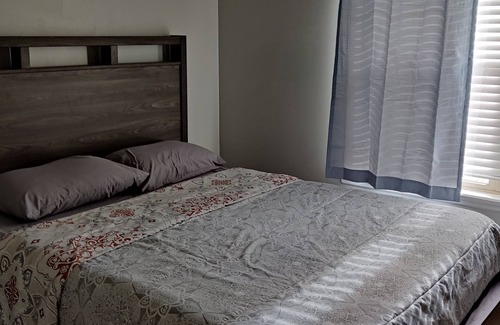 Troy Apartment | Cheerful 1-bedroom whitin residential home with free parking