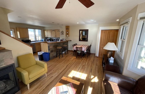 Downtown Condo | Cheerful 2 Bdrm/1.5 Bath Pearl St. Condo