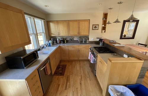 Downtown Condo | Cheerful 2 Bdrm/1.5 Bath Pearl St. Condo