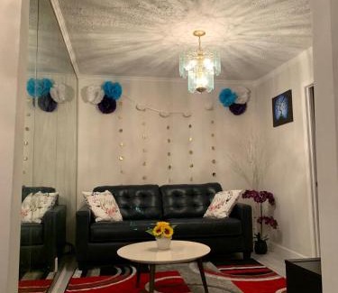 Queens House | Cheerful 2 BED ROOMS Apartment in heart of Queens