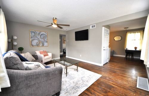 St. Charles Historic District House | Cheerful 2-Bed Townhome Near Park w Garage Parking