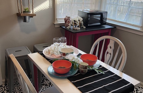 Madison Heights House | Cheerful 2 Bedroom Home| Free Wifi| Washer & Dryer| Roku TV