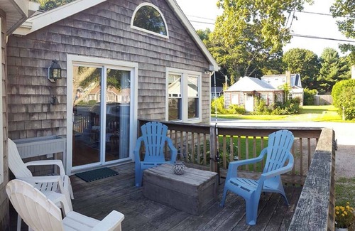South Kingstown House | Cheerful 2 Bedroom Cottage