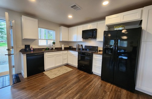 McKinleyville Cottage | Cheerful 2-bedroom cottage with patio