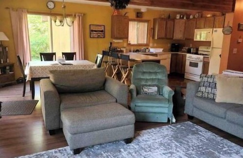 Higgins Lake Ski Chalet | Cheerful 2-bedroom Chalet with loft and fireplace