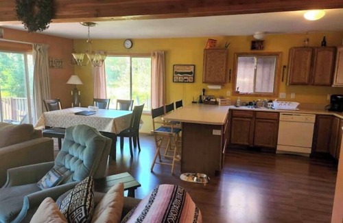 Higgins Lake Ski Chalet | Cheerful 2-bedroom Chalet with loft and fireplace