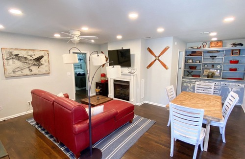 New Warrington House | Cheerful 2-bedroom house with lighted patio