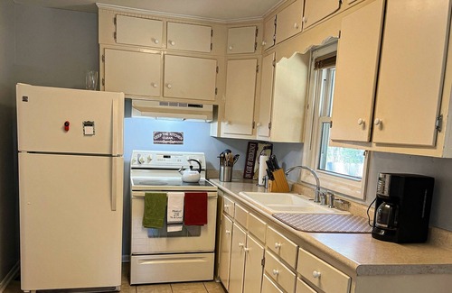 Homewood House | Cheerful 2-bedroom Home in West Homewood