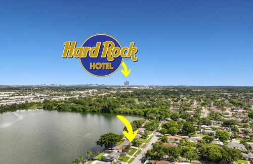 Davie House | Cheerful 2 Bedroom Lakehouse Home Woffice Space