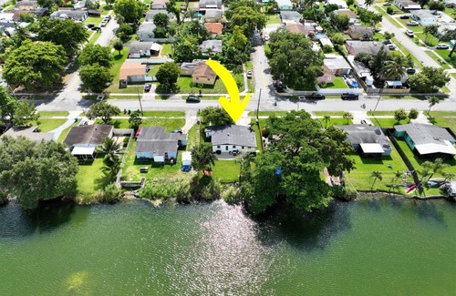 Davie House | Cheerful 2 Bedroom Lakehouse Home Woffice Space