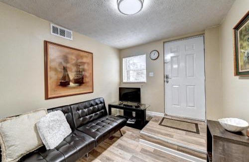 Home Park House | Cheerful 2-Bedroom Midtown Home- Sleeps 7