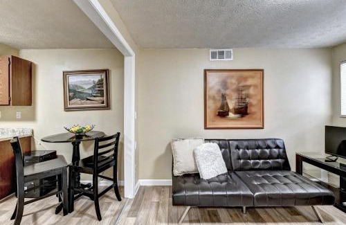 Home Park House | Cheerful 2-Bedroom Midtown Home- Sleeps 7