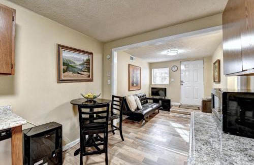 Home Park House | Cheerful 2-Bedroom Midtown Home- Sleeps 7