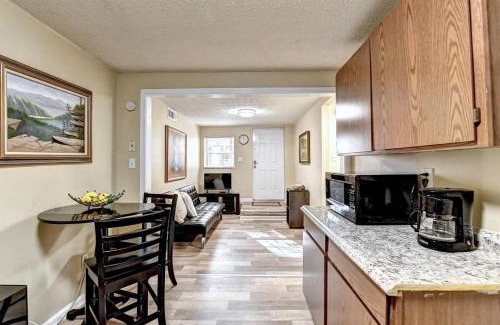 Home Park House | Cheerful 2-Bedroom Midtown Home- Sleeps 7