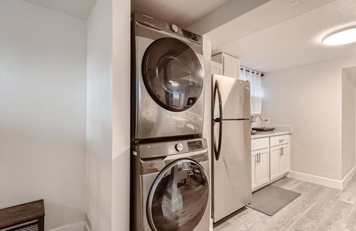 Valverde House | Cheerful 2-Bedroom Space 4 Miles from Downtown