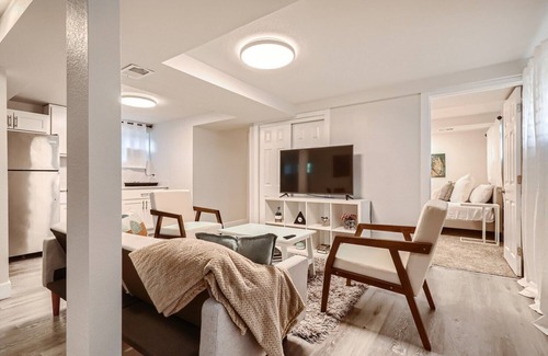 Valverde House | Cheerful 2-Bedroom Space 4 Miles from Downtown