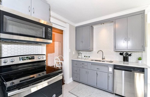 Noblesville Apartment | Cheerful 2-bedroom Cottage in Downtown Noblesville