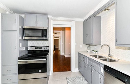 Noblesville Apartment | Cheerful 2-bedroom Cottage in Downtown Noblesville