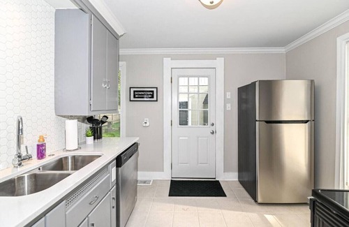 Noblesville Apartment | Cheerful 2-bedroom Cottage in Downtown Noblesville