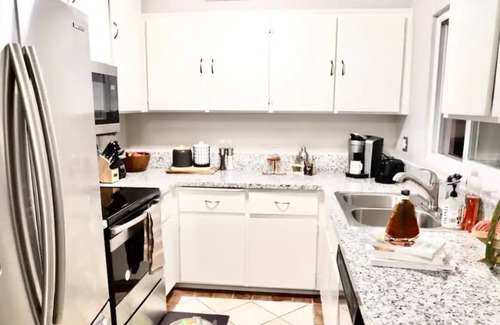 Fresno House | Cheerful 2B/1B Home in Prime Location-Free Parking