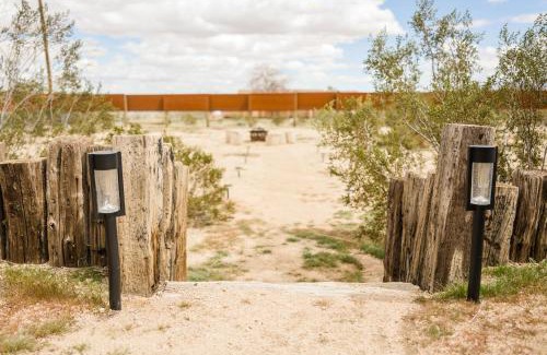Joshua Tree House | Cheerful 2bedroom home with hot tub and cowboy pool in Joshua Tree