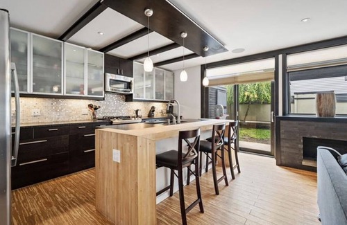 South Side Flats House | Cheerful 3 bed room home close to restaurants & bars.