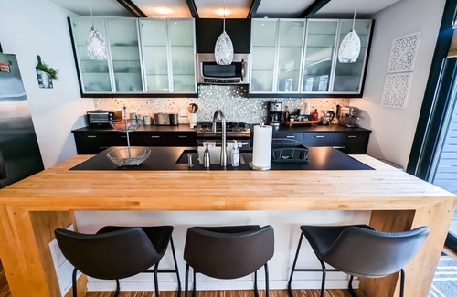 South Side Flats House | Cheerful 3 bed room home close to restaurants & bars.