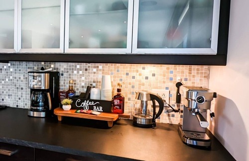 South Side Flats House | Cheerful 3 bed room home close to restaurants & bars.