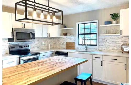 Crestline Heights House | Cheerful 3 Bedroom/2 Bathroom House in Birmingham