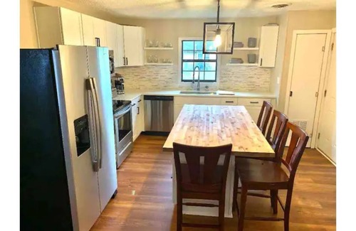 Crestline Heights House | Cheerful 3 Bedroom/2 Bathroom House in Birmingham