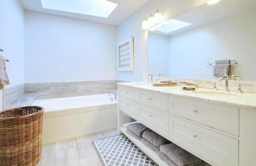 Milford House | Cheerful 3 Bedroom Beach Front Cottage with Fire Place