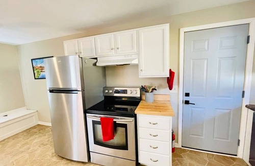 Eau Claire House | Cheerful 3 bedroom house with Hot Tub, Disney Plus