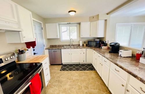 Eau Claire House | Cheerful 3 bedroom house with Hot Tub, Disney Plus