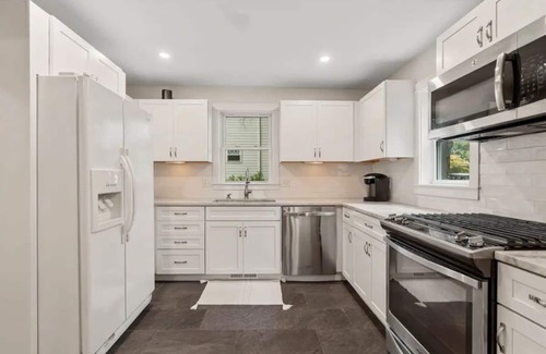 Oakhurst House | Cheerful 3 Bedroom Home 4 Miles to Uptown CLT!