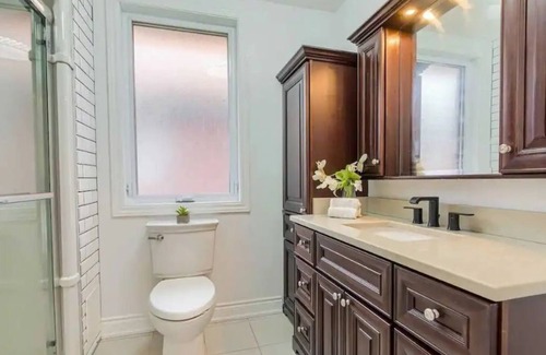 Hamilton House | Cheerful 3 bedroom home with parking on premises