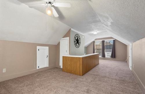 Dickinson House | Cheerful 3 Bedroom Home with Loft