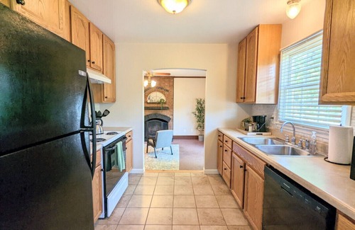 Walnut Creek House | Cheerful 3 Bedroom Home Close to DT Raleigh
