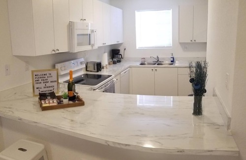 Florida City House | Cheerful 3 Bedroom T/house steps away of Key Largo