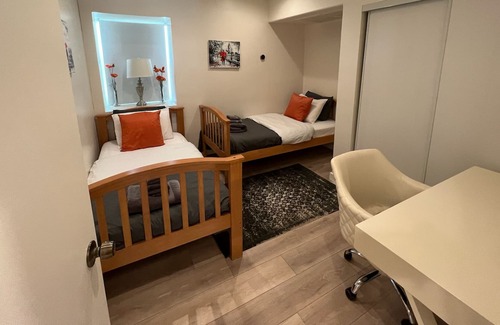 Valley Glen House | Cheerful 3 bedroom vacation home with pool access