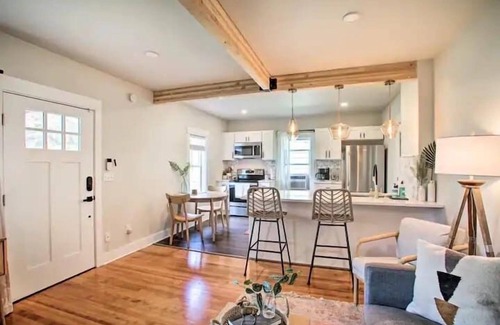 Northtown House | Cheerful 3 bedroom Villa with Backyard Oasis