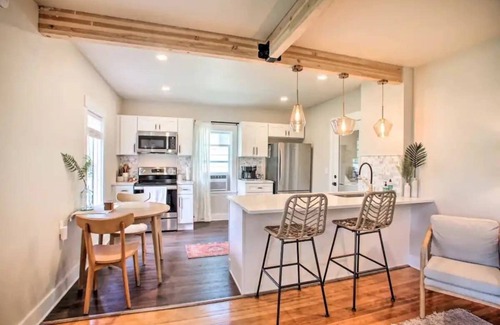 Northtown House | Cheerful 3 bedroom Villa with Backyard Oasis
