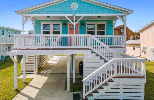 Yaupon Beach House | Cheerful 3BR/2BA - just steps to the beach!