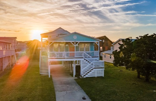 Yaupon Beach House | Cheerful 3BR/2BA - just steps to the beach!